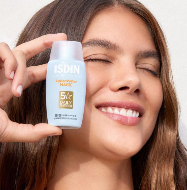 کرم ضد آفتاب بی رنگ ایزدین مدل فیوژن واتر مجیک SPF50