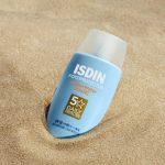 کرم ضد آفتاب بی رنگ ایزدین مدل فیوژن واتر مجیک SPF50