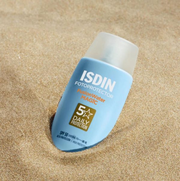 کرم ضد آفتاب بی رنگ ایزدین مدل فیوژن واتر مجیک SPF50